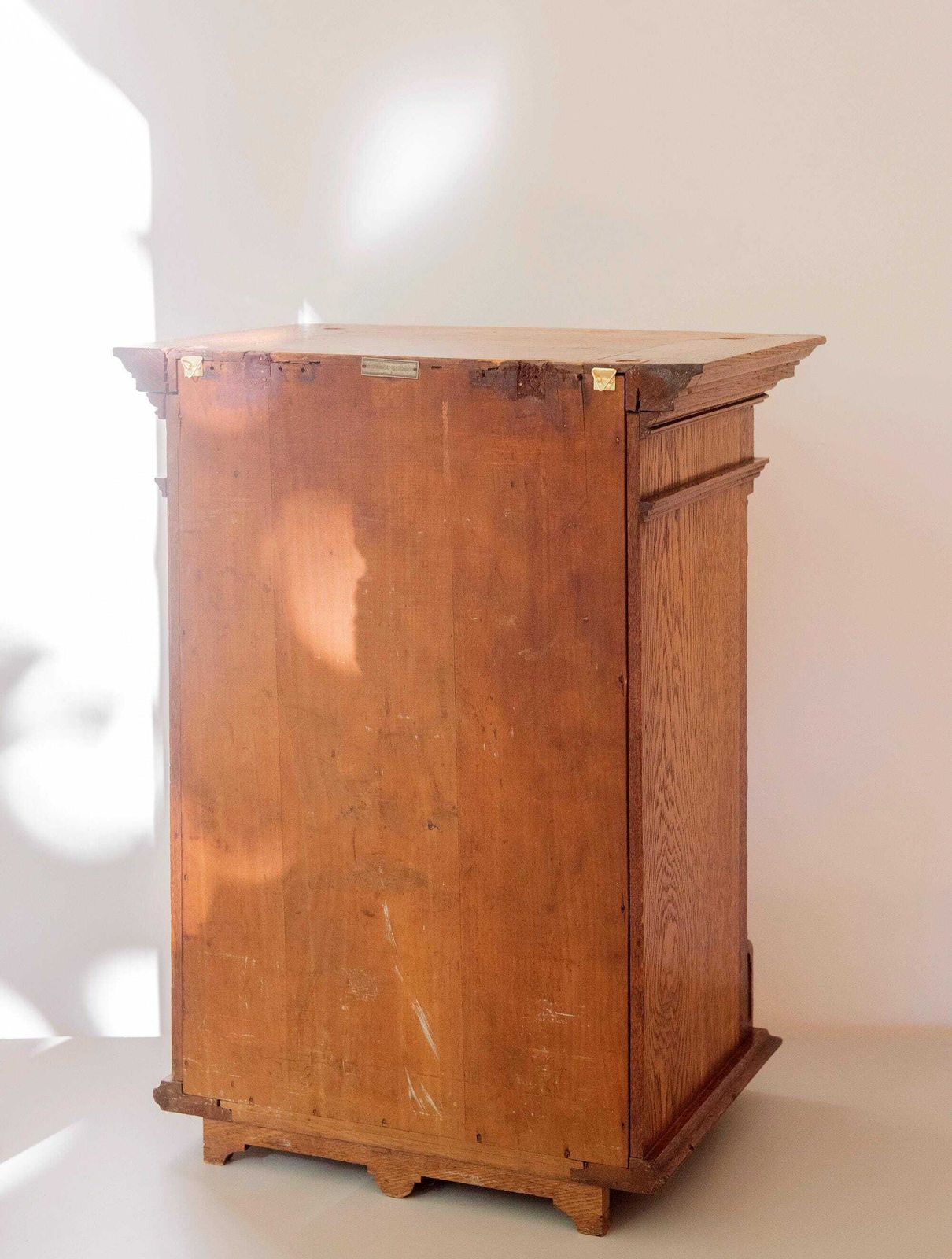 photo for sale Armoire murale néo-gothique allemande d'époque en chêne sculpté, avec panneau de carreaux floraux