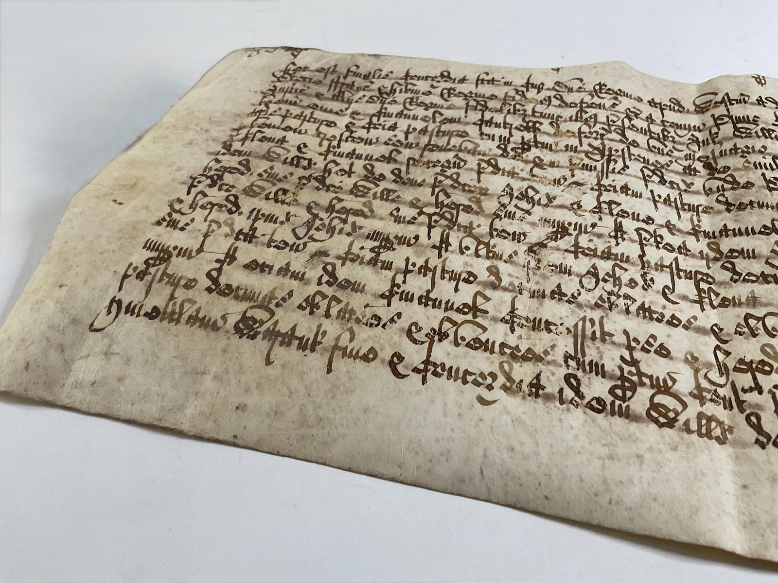 13e-eeuws middeleeuws perkamentdocument: juridisch manuscript van koning Edward I (perkament van 700+ jaar oud) photo vintage