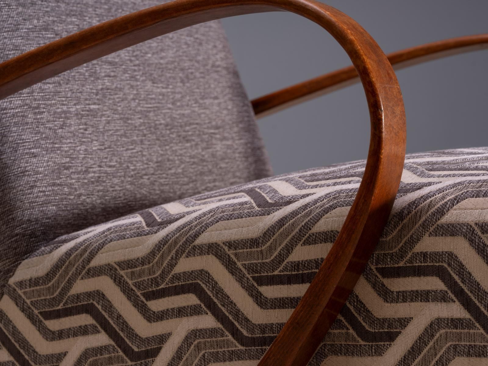 Nagezien en opgeknapt bentwood fauteuils van Jaroslav Šmídek, paar, Tsjecho-Slowakije, nieuwe grijze en beige bekleding, 61 × 82 × 81 cm photo Meubels