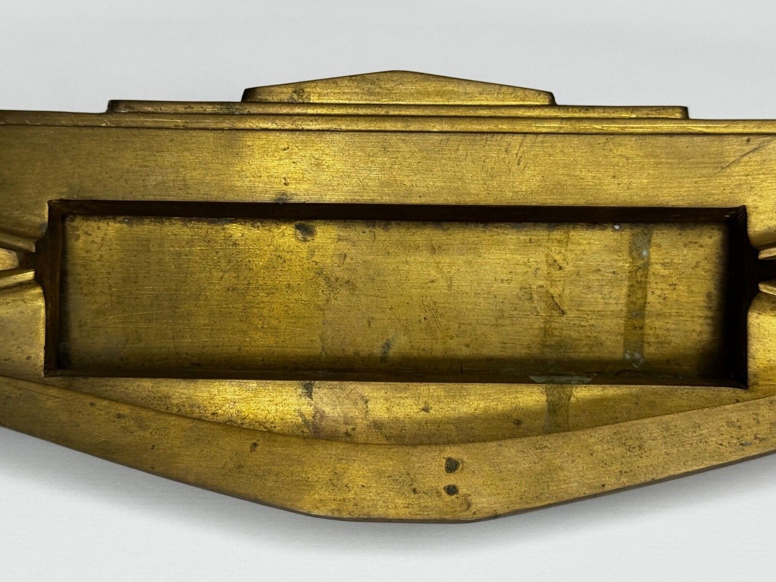 Art Deco Deurklopper met Trapsgewijs Ontwerp en Brievengleuf in Messing photo Bouwonderdelen
