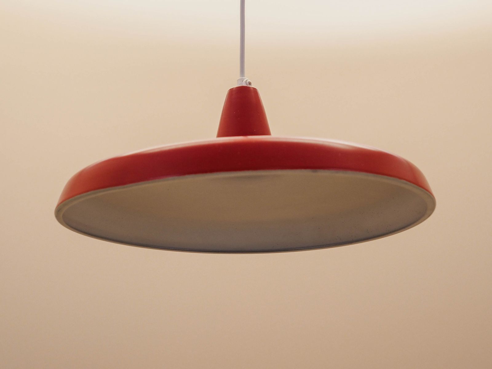 photo for sale Lampe à suspension industrielle danoise en métal rouge, design scandinave moderne, années 1960