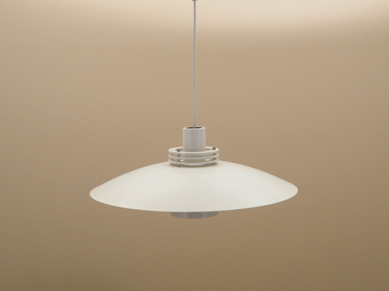 Lyfa hanglamp met verstelbare ophanglengte, Deens design ca. jaren 1970, witte metalen kap photo furniture