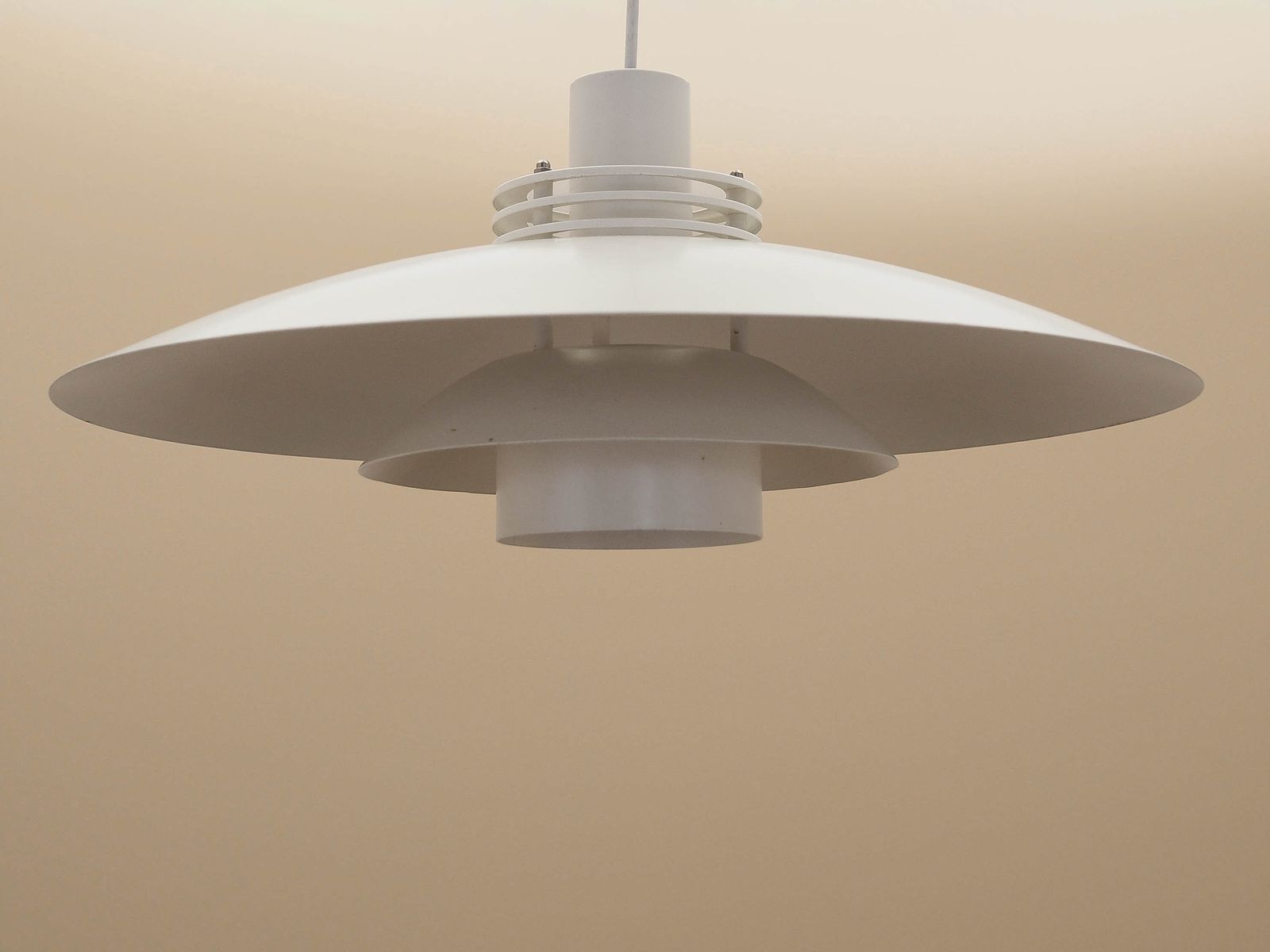 Lyfa hanglamp met verstelbare ophanglengte, Deens design ca. jaren 1970, witte metalen kap photo Verlichting