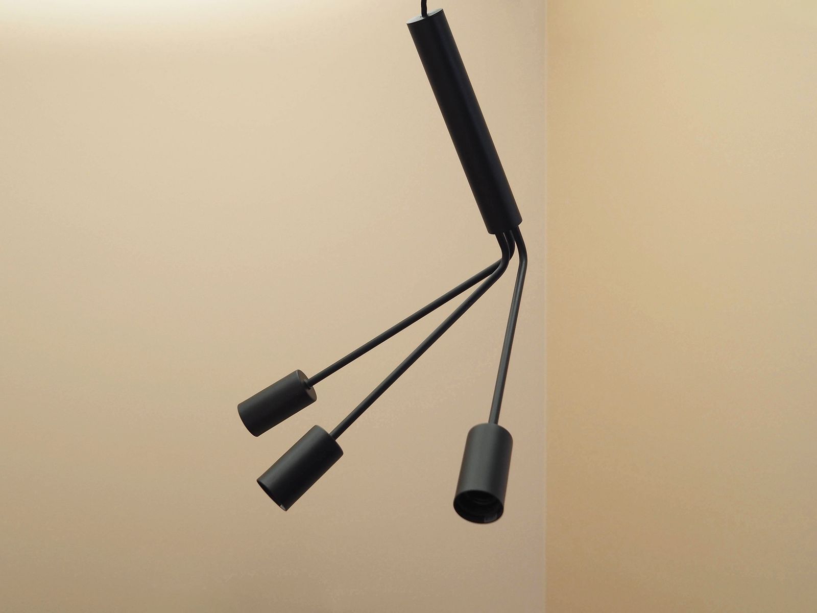Frandsen hanglamp drie armen zwart metaal Deens design jaren 2000 photo Verlichting
