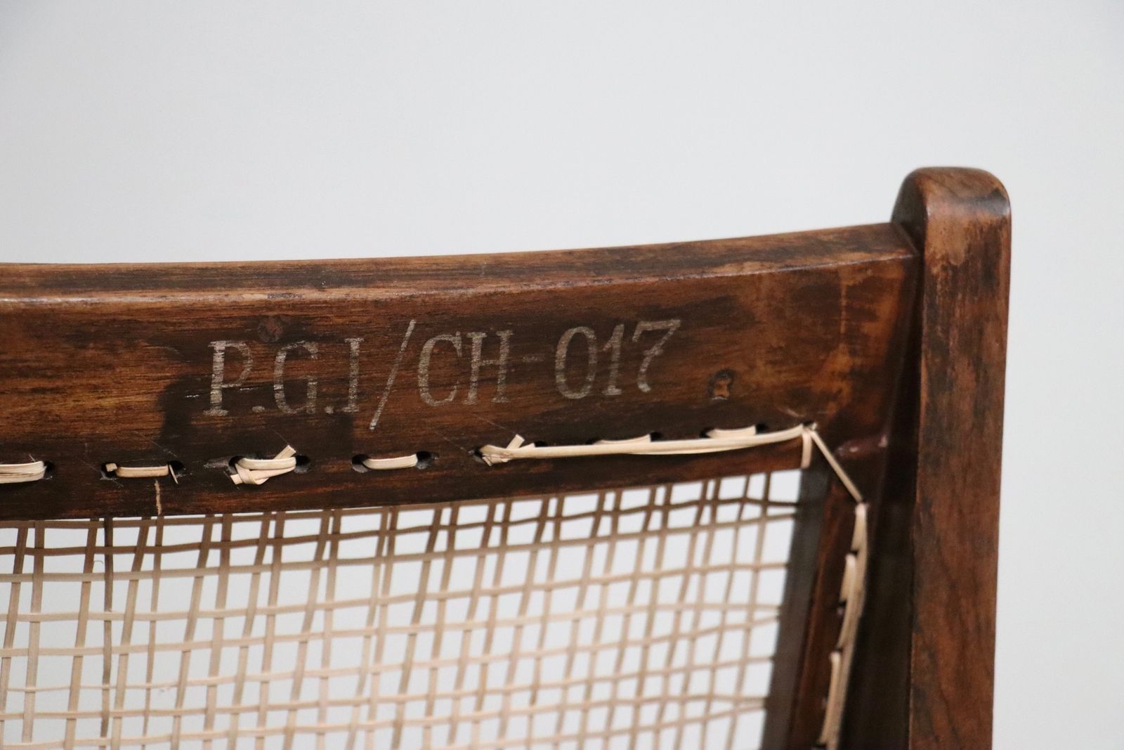 photo buy Pierre Jeanneret Kangaroo Chairs Pj Si 59, India, 1955