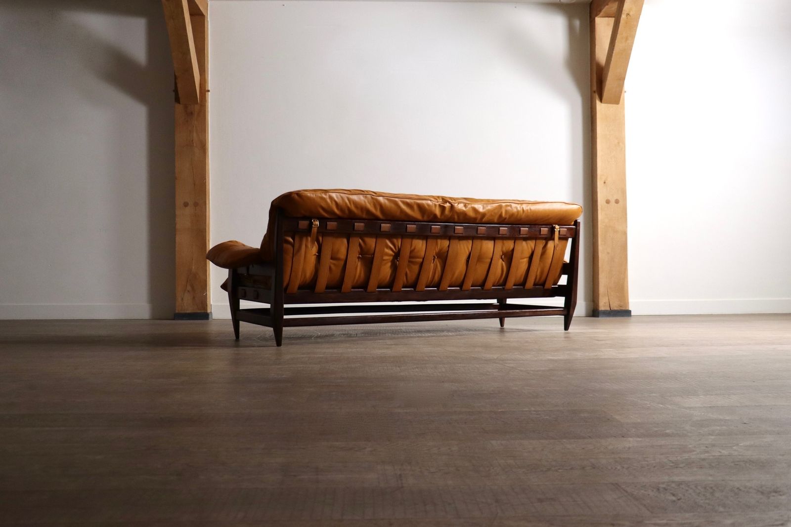 photo furniture Jean Gillon Rodeio Sofa voor Italma Wood Art, Brazilië, 1965