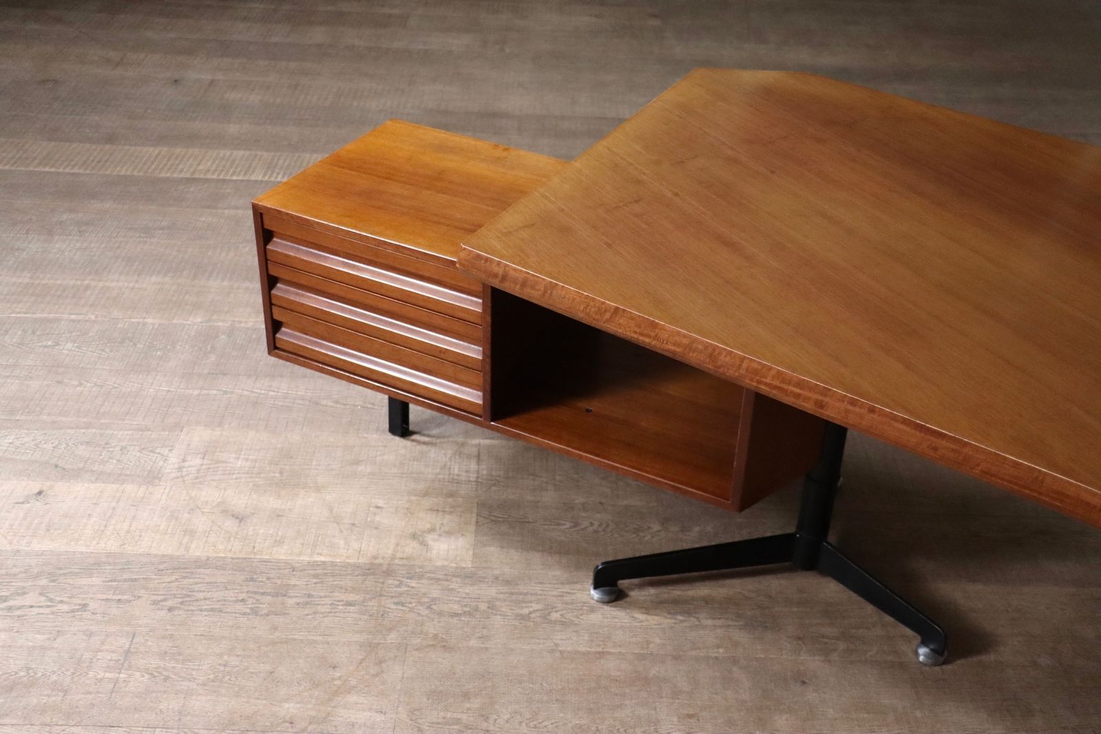 photo vintage Osvaldo Borsani T96 Boomerang Desk voor Tecno, Italië, 1956