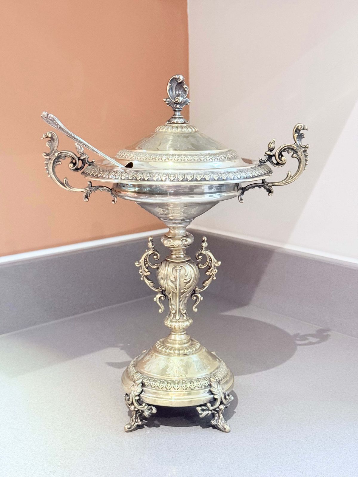 Coupe d'époque en argent, saupoudroir à sucre en métal argenté suédois avec cuillère, Östberg photo for sale