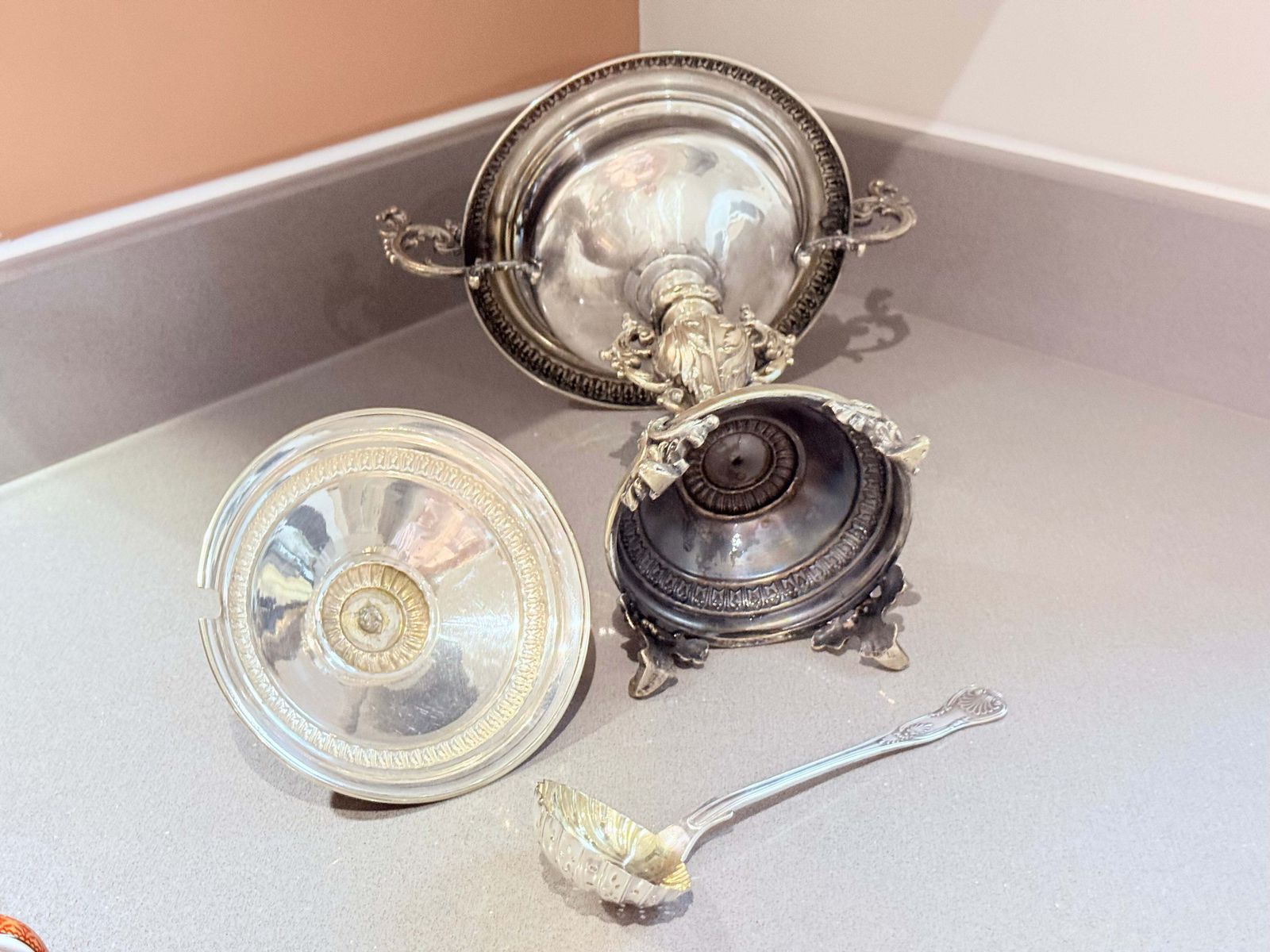 photo furniture Coupe d'époque en argent, saupoudroir à sucre en métal argenté suédois avec cuillère, Östberg