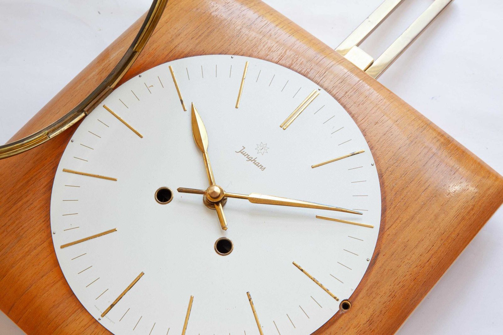 Junghans mid-century wandklok jaren 1950, modernisme, art deco, Bauhaus-stijl, Duitsland, messing, Exacta photo Woonaccessoires