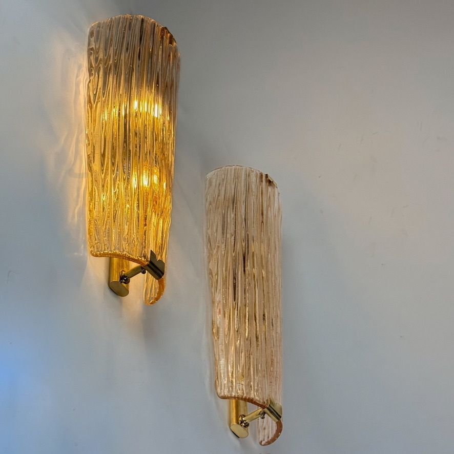 Paar messing en roze Murano-glas wandlampen met goudglitter, eind 20e eeuw photo furniture