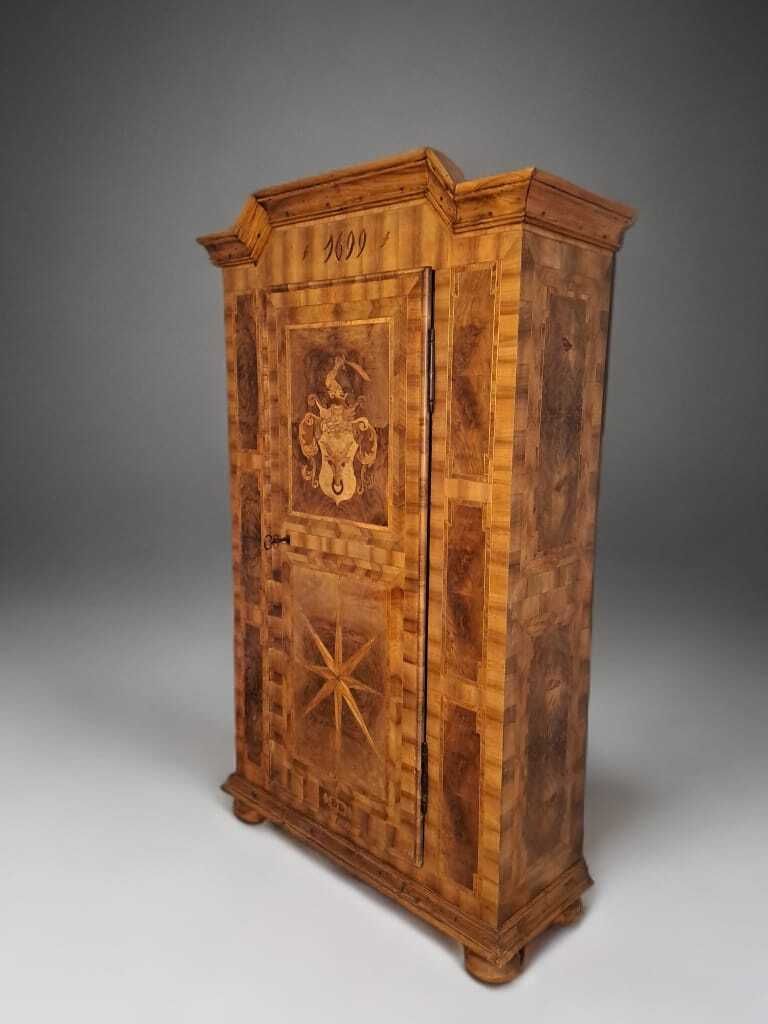 Armoire européenne d'époque XVIIIe siècle en marqueterie, avec armoiries et motif en étoile. photo Mobilier