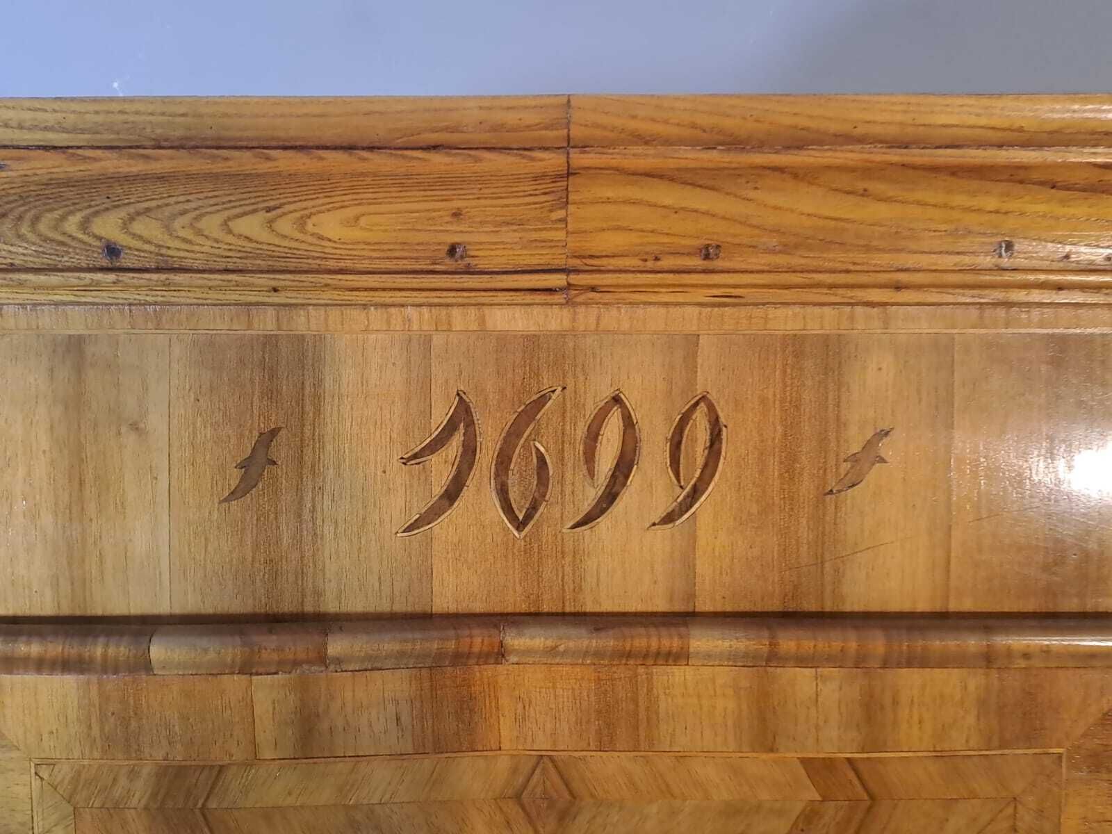 photo furniture Armoire européenne d'époque XVIIIe siècle en marqueterie, avec armoiries et motif en étoile.