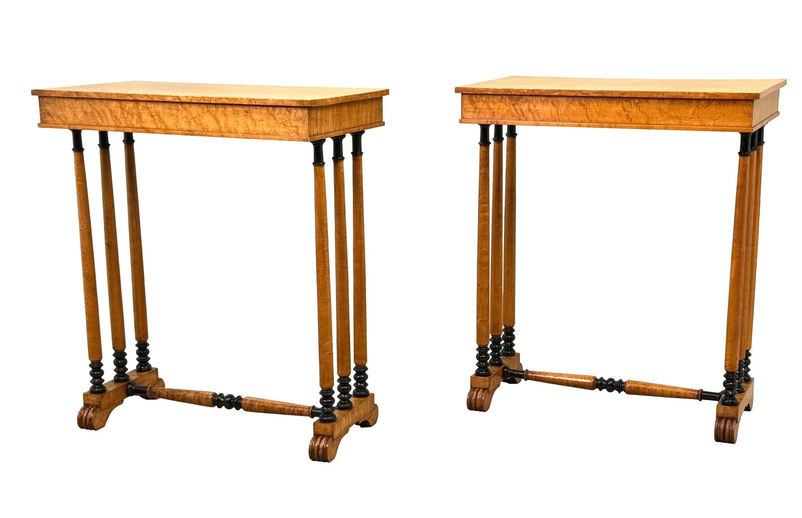 Paire rare de tables d'appoint en placage de loupe d'érable, époque Regency, début du XIXe siècle (Angleterre, vers 1820)