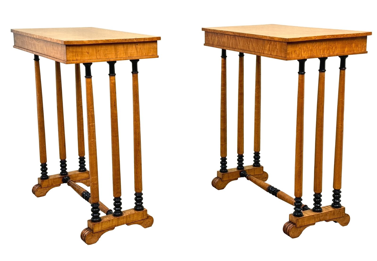 Paire rare de tables d'appoint en placage de loupe d'érable, époque Regency, début du XIXe siècle (Angleterre, vers 1820) photo furniture