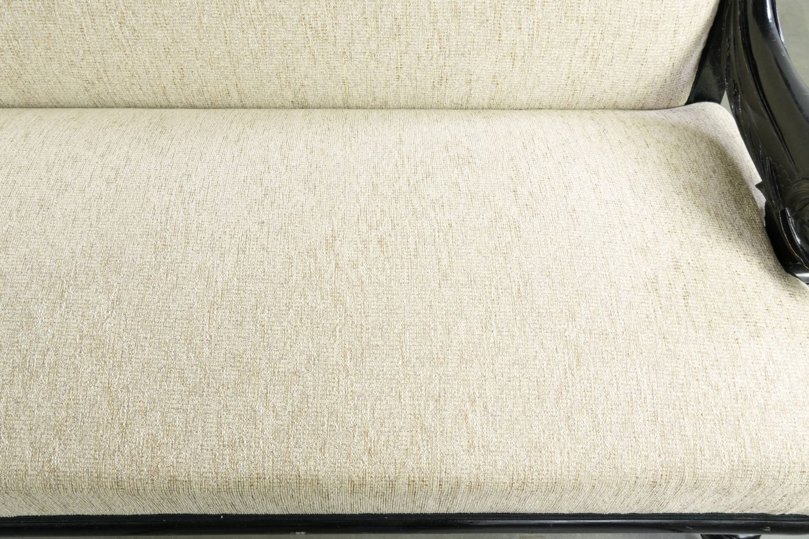 Luxueuze Franse sofa uit de 19e eeuw in Empire-stijl met crèmekleurige bekleding en uniek gedetailleerde armleuningen. photo vinterior