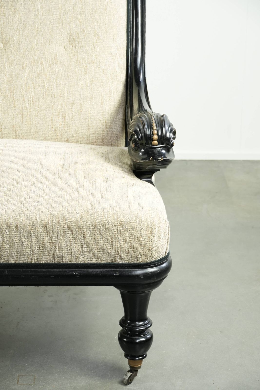 photo furniture Luxueuze Franse sofa uit de 19e eeuw in Empire-stijl met crèmekleurige bekleding en uniek gedetailleerde armleuningen.