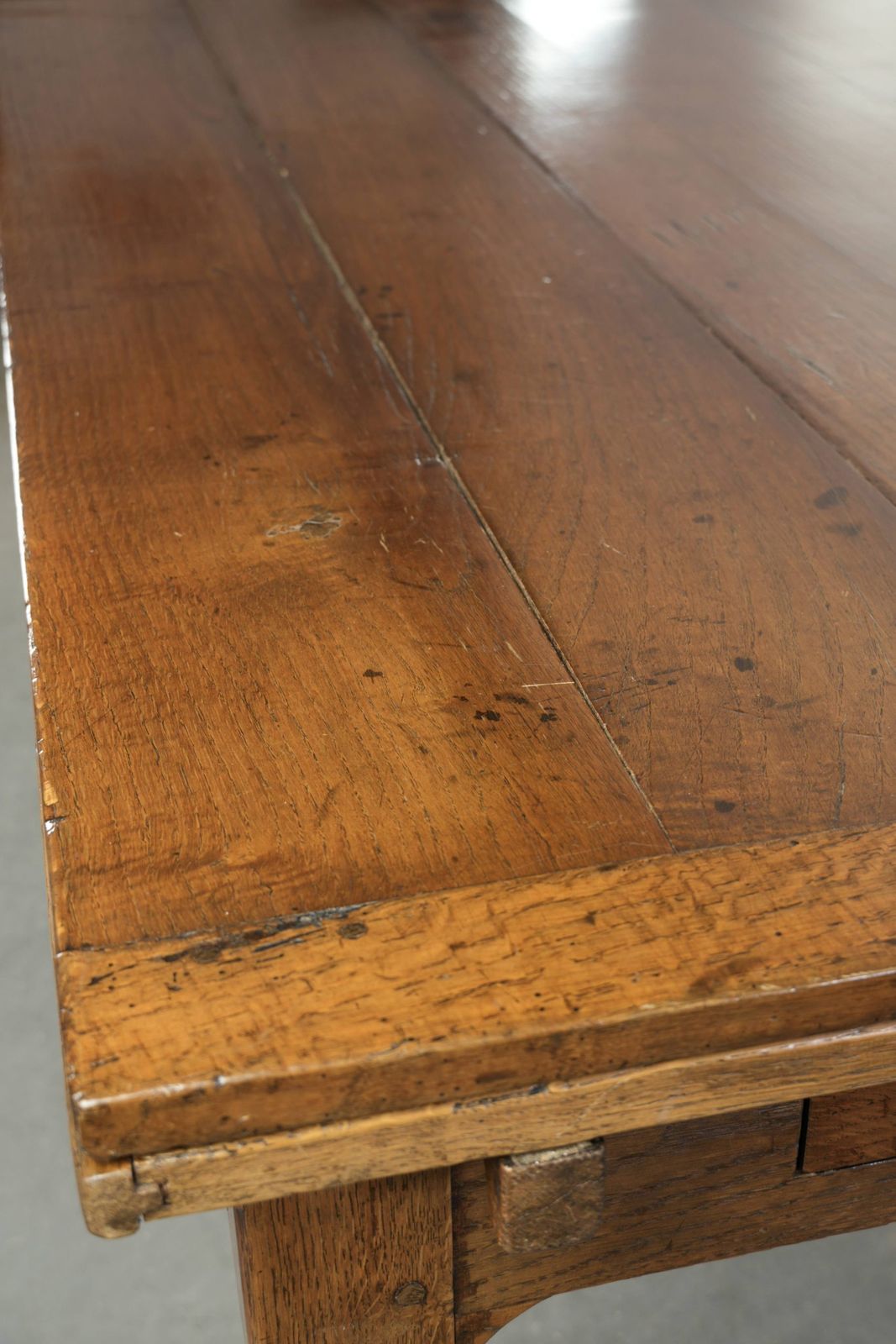 Grote antieke eiken eettafel uit de late 18e eeuw met uitschuifbare bladen en mooie patina. photo 3835.0