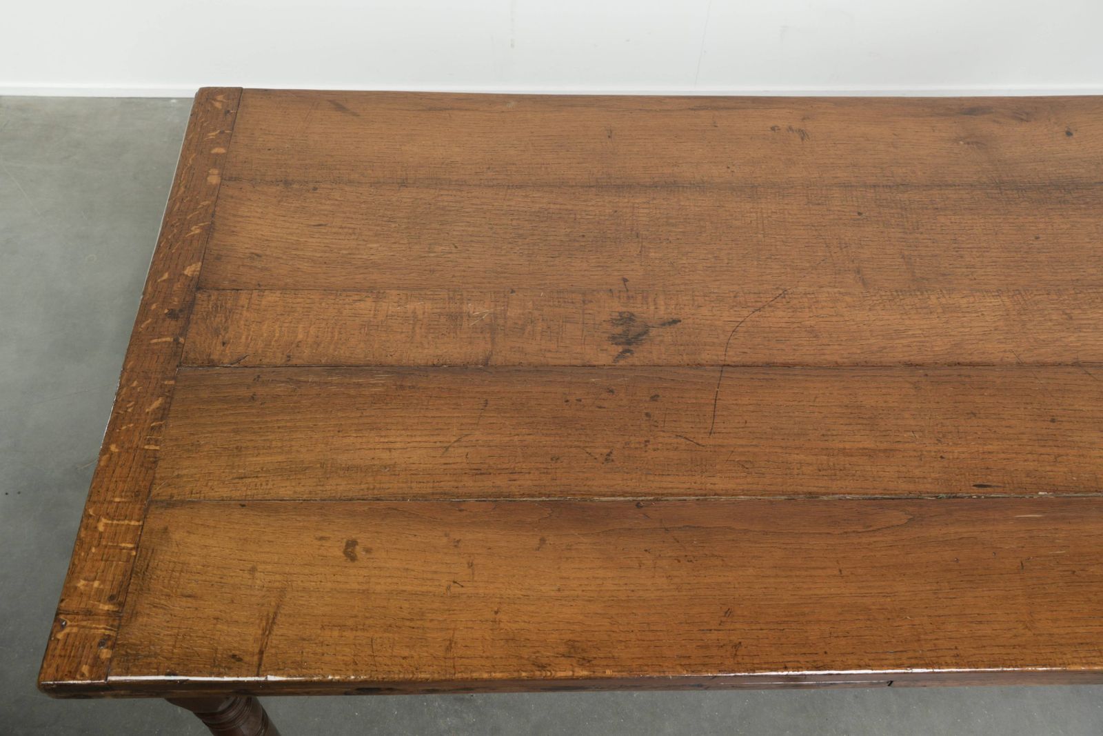 photo vintage Grote antieke eiken eettafel uit de late 18e eeuw met uitschuifbare bladen en mooie patina.
