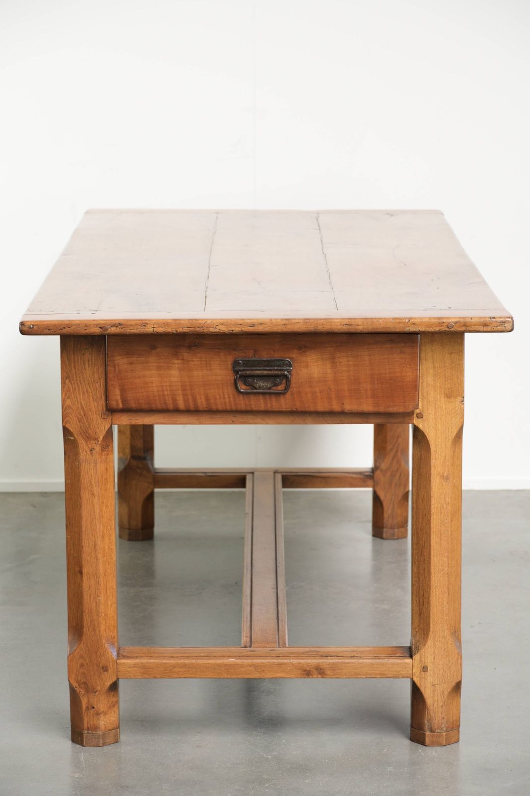 Karaktervolle antieke Franse eettafel uit de 18e eeuw met een fruithouten blad en een eikenhouten onderstel. photo furniture