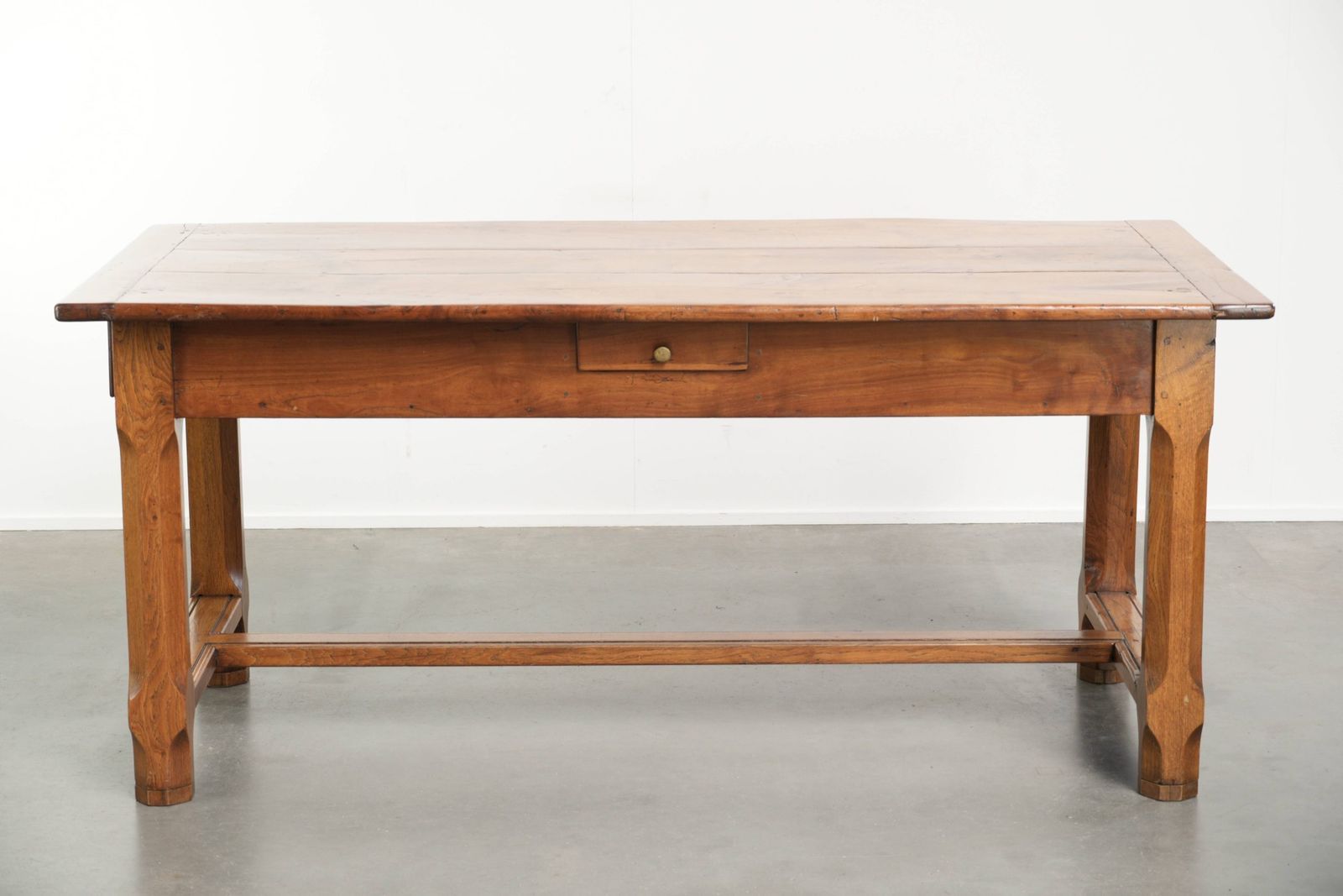 photo furniture Karaktervolle antieke Franse eettafel uit de 18e eeuw met een fruithouten blad en een eikenhouten onderstel.