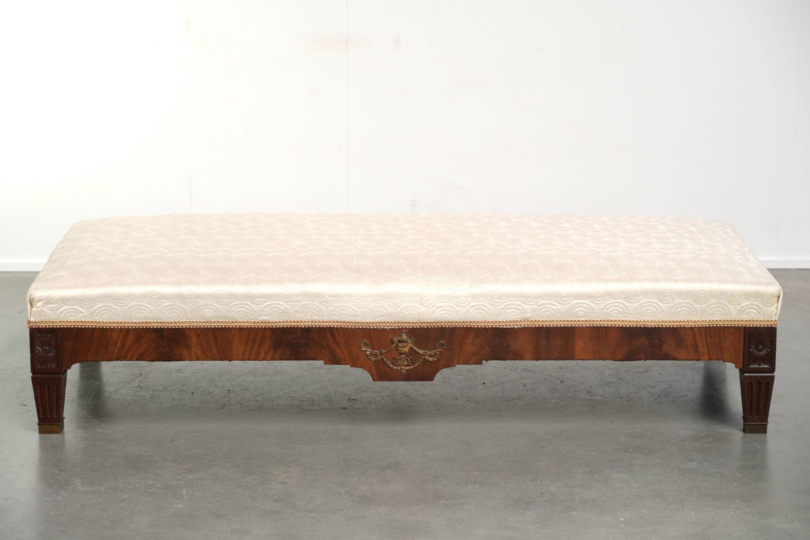 photo furniture Antieke Franse bank, vensterbank, 19e eeuw, Empire-stijl, zijden bekleding met siermotief.