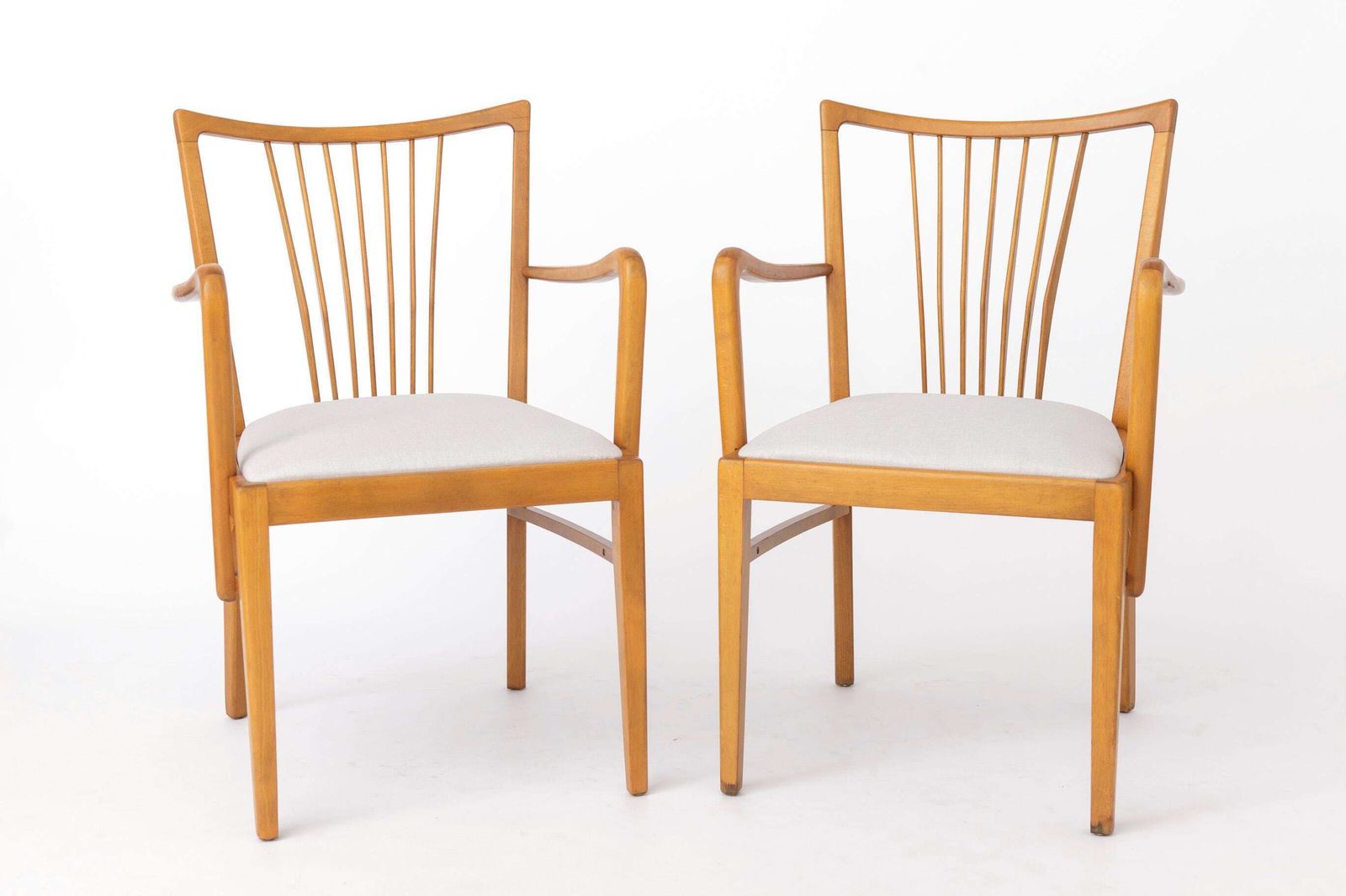 Paar vintage fauteuils ca. jaren 1950, gerestaureerd beukenhout en lichtgrijze bekleding, mid-century eet- of bureaustoelen