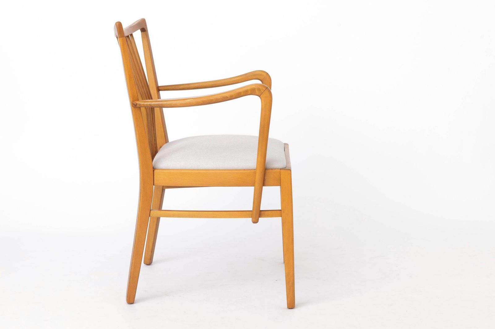 Paar vintage fauteuils ca. jaren 1950, gerestaureerd beukenhout en lichtgrijze bekleding, mid-century eet- of bureaustoelen photo vinterior