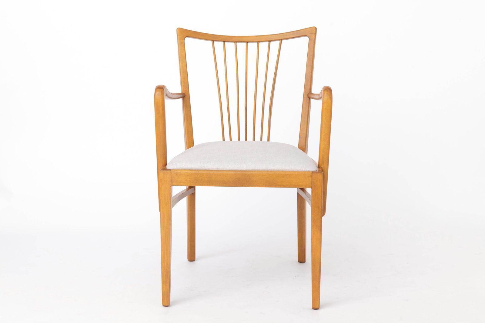 photo furniture Paar vintage fauteuils ca. jaren 1950, gerestaureerd beukenhout en lichtgrijze bekleding, mid-century eet- of bureaustoelen