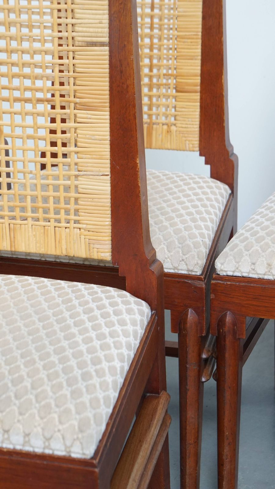 photo furniture Unieke set van vier rieten art deco design eetkamerstoelen met hoge rugleuning en afneembaar gestoffeerd zitkussen