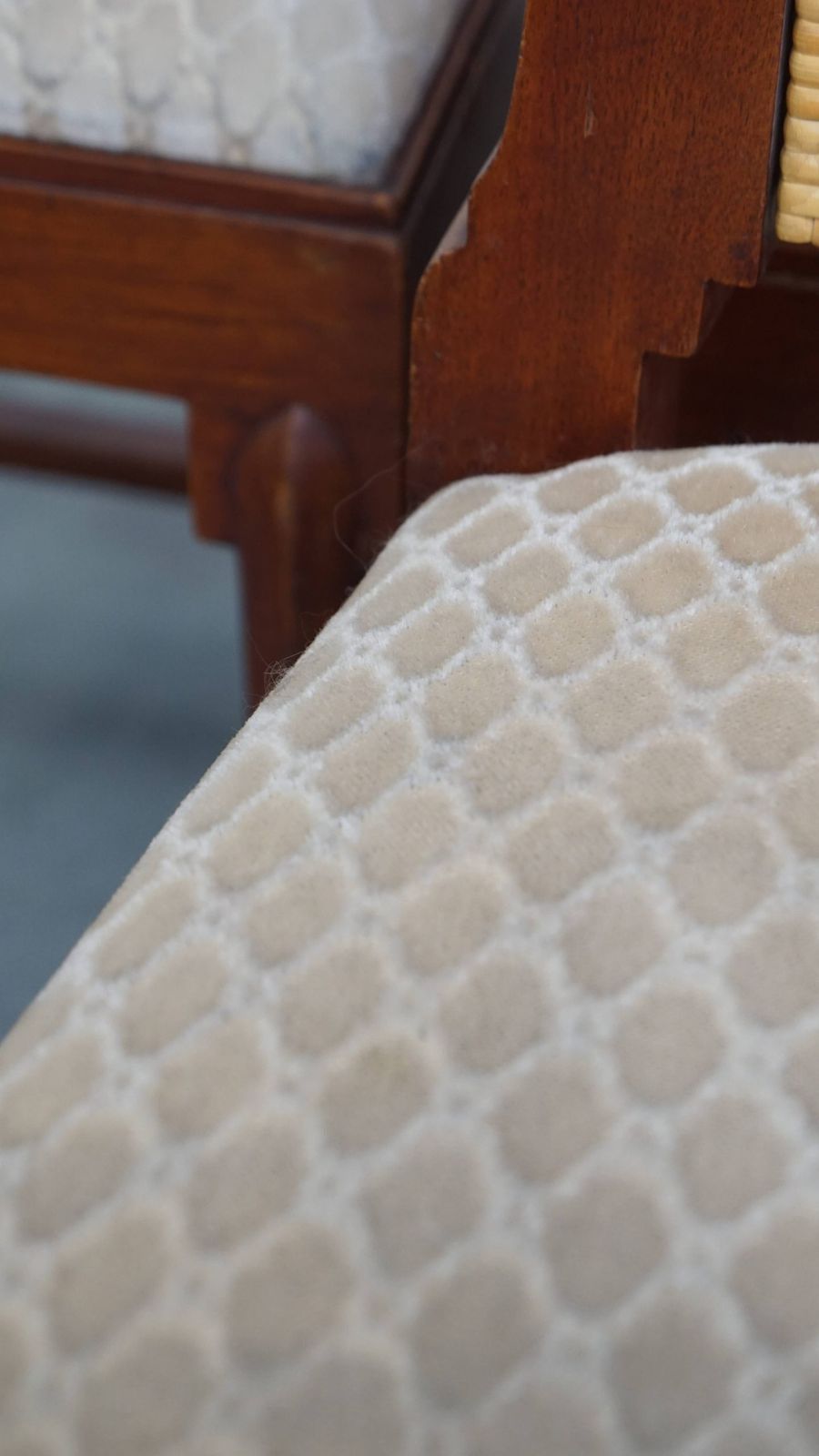 photo for sale Unieke set van vier rieten art deco design eetkamerstoelen met hoge rugleuning en afneembaar gestoffeerd zitkussen