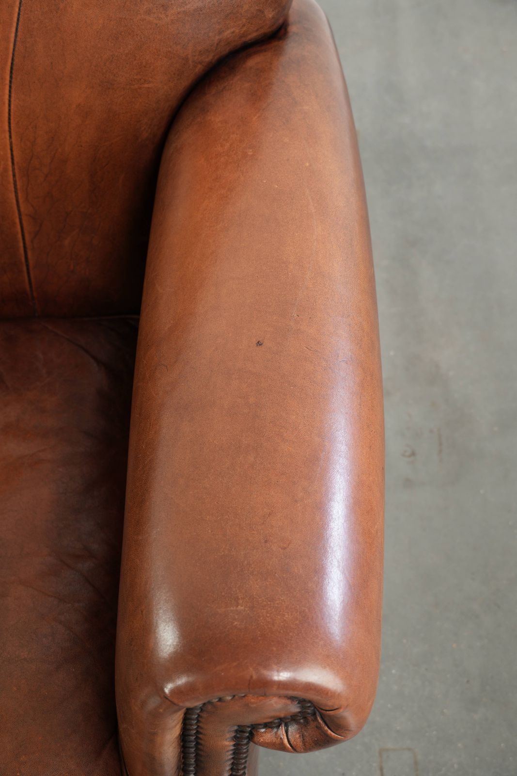 Vintage schapenleren fauteuil met comfortabele zitting en siernagels photo vintage