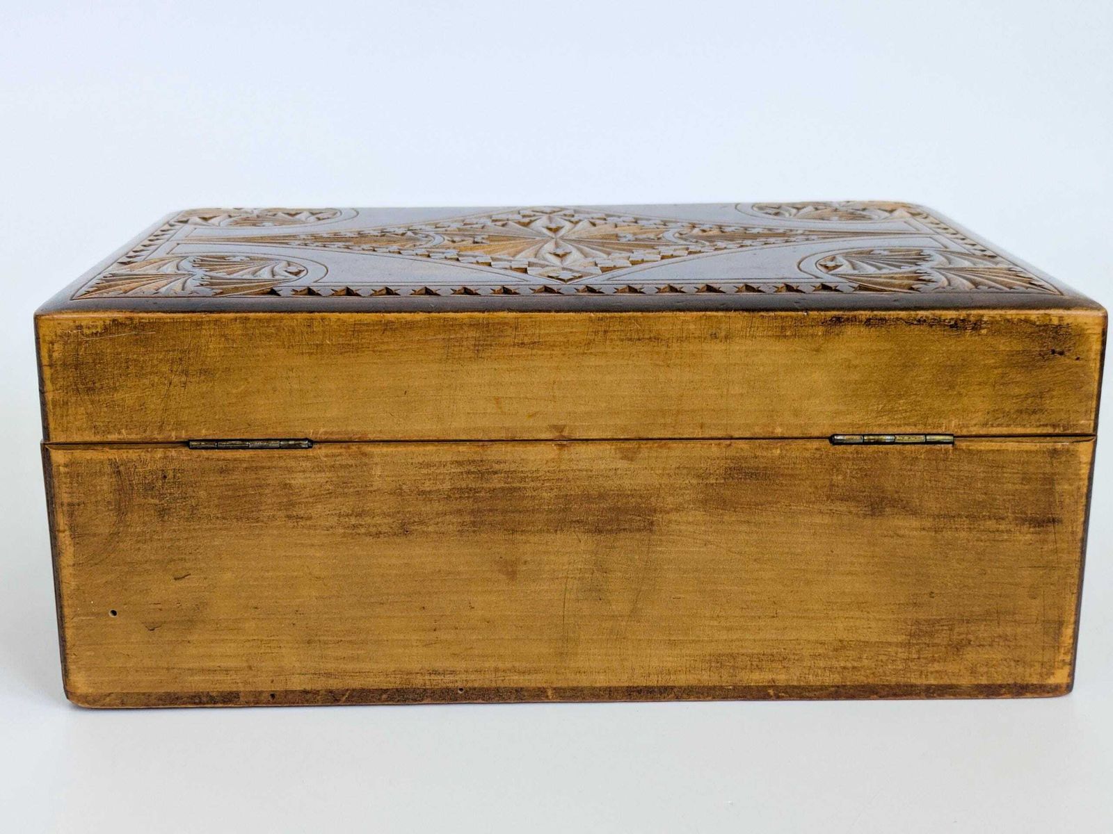 Woonaccessoires Antiek handgesneden houten kistje, Alpien volkskunst, sieradenbox of bureauopberger, messing beslag photo