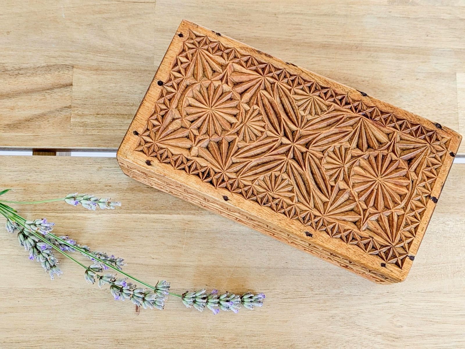 Antiek volkskunst gesneden houten dossierkistje met deksel, voor sieraden of bureauopberging photo Meubels
