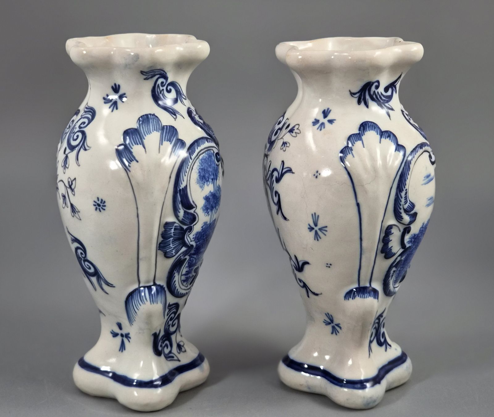 Een fraai en decoratief paar antieke Franse faïencen vazen, gemaakt door Fourmaintraux Courquin te Desvres, ca. 1880. photo Woonaccessoires
