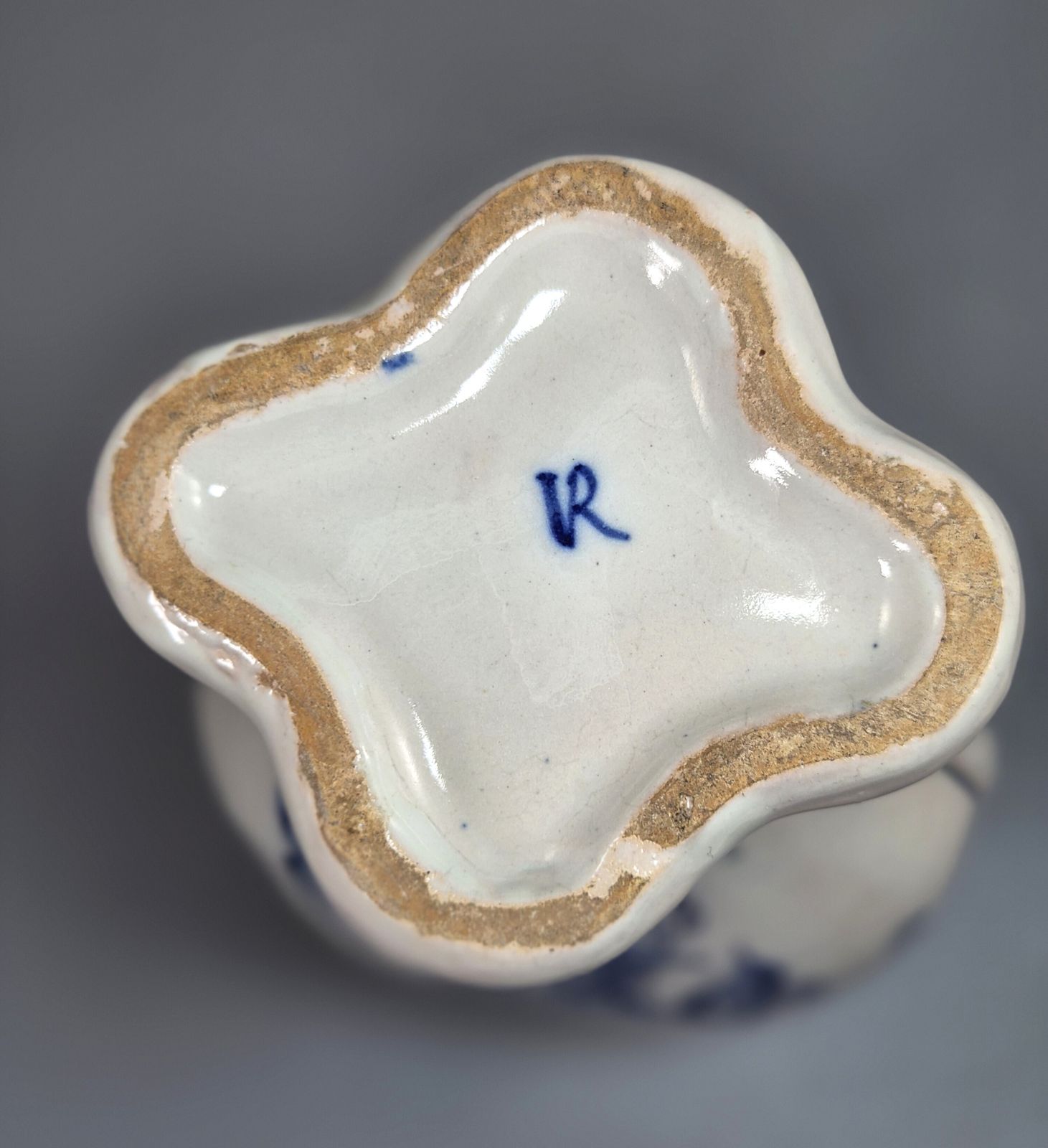 Een fraai en decoratief paar antieke Franse faïencen vazen, gemaakt door Fourmaintraux Courquin te Desvres, ca. 1880. photo buy