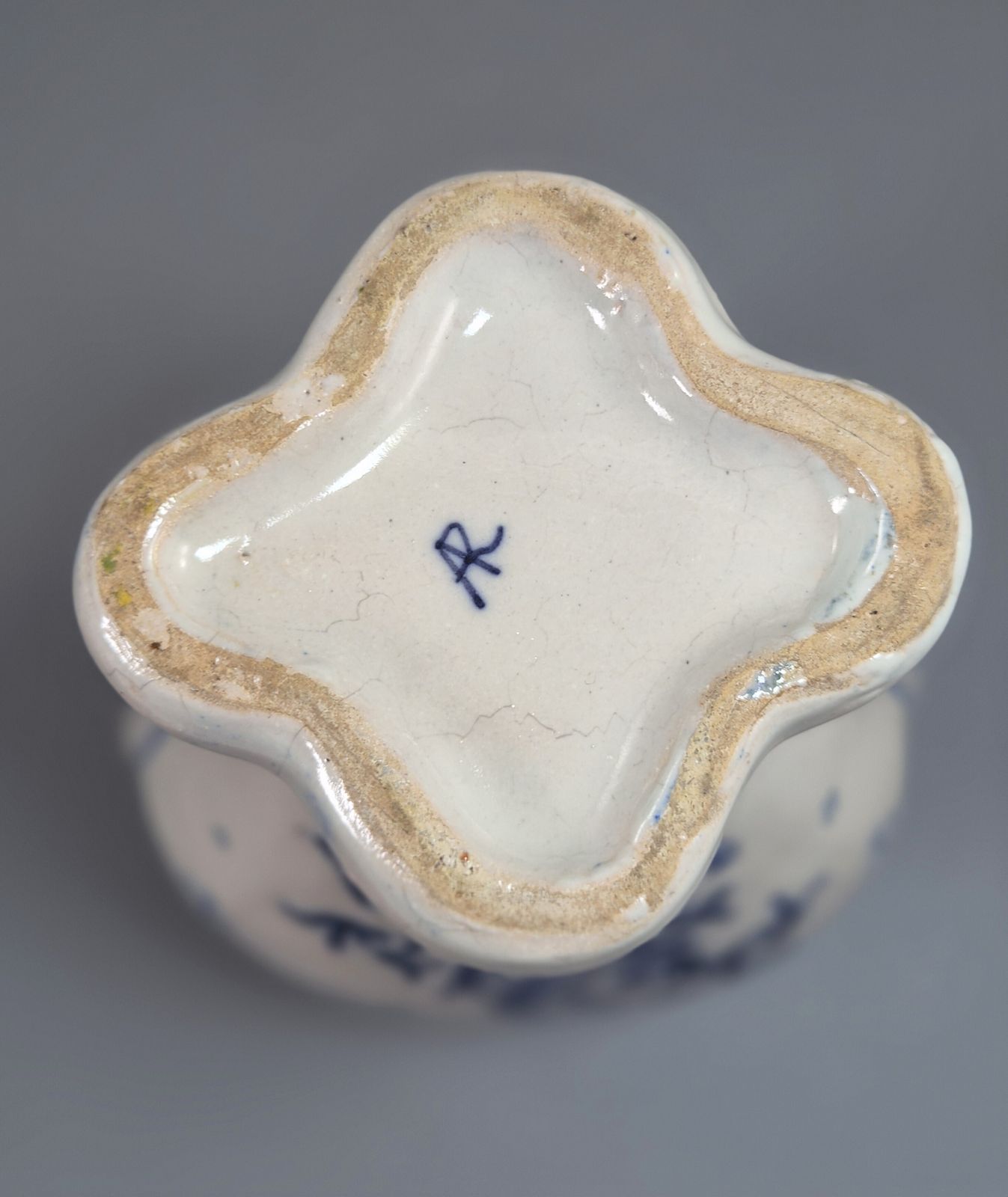 Een fraai en decoratief paar antieke Franse faïencen vazen, gemaakt door Fourmaintraux Courquin te Desvres, ca. 1880. photo vintage