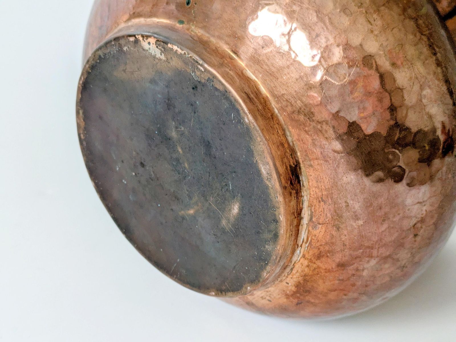 113.0 Mid-century Italiaanse koperen plantenbak, handgehamerd met geschulpte rand en koorddetail photo