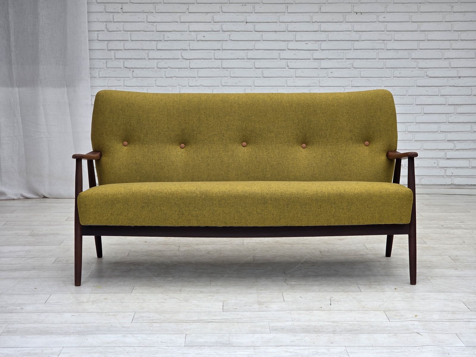Ca. jaren 1960, Deense 2-zitsbank, meubelwol, teakhout, opnieuw bekleed. photo furniture