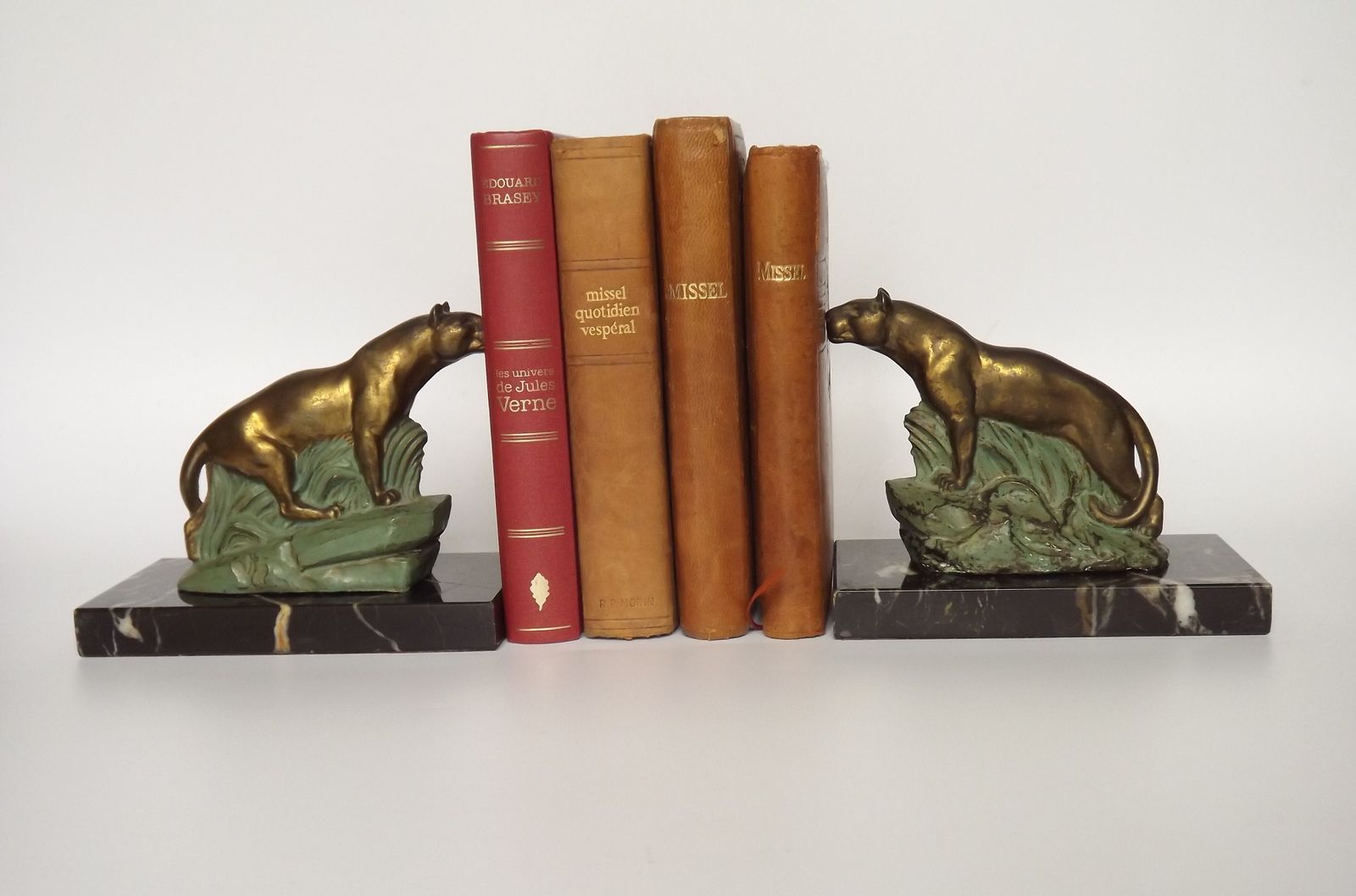 Serre-livres Art déco français, panthères en marbre et métal