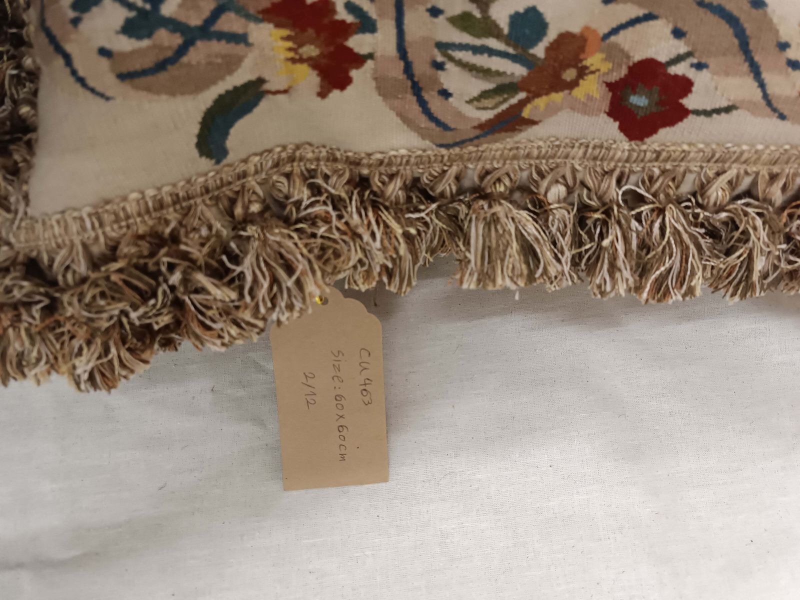 Grande housse de coussin en tapisserie de style Aubusson français, bouquet floral de roses et glands photo vintage