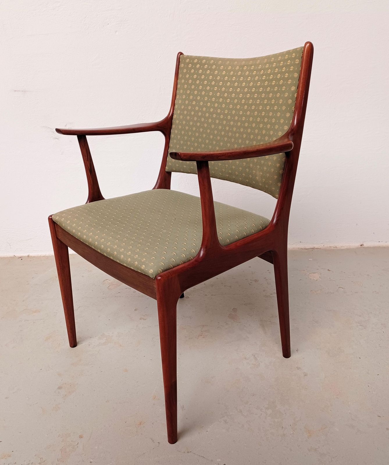 Paire de fauteuils Johannes Andersen en palissandre, restaurés et retapissés au choix photo 2154.0