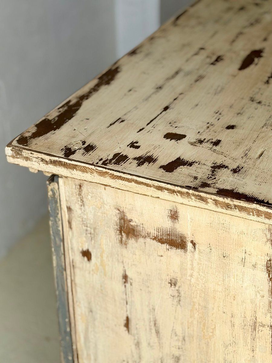 photo furniture Rustiek houten kastje met gebruikssporen en opbergplank, jaren 1960