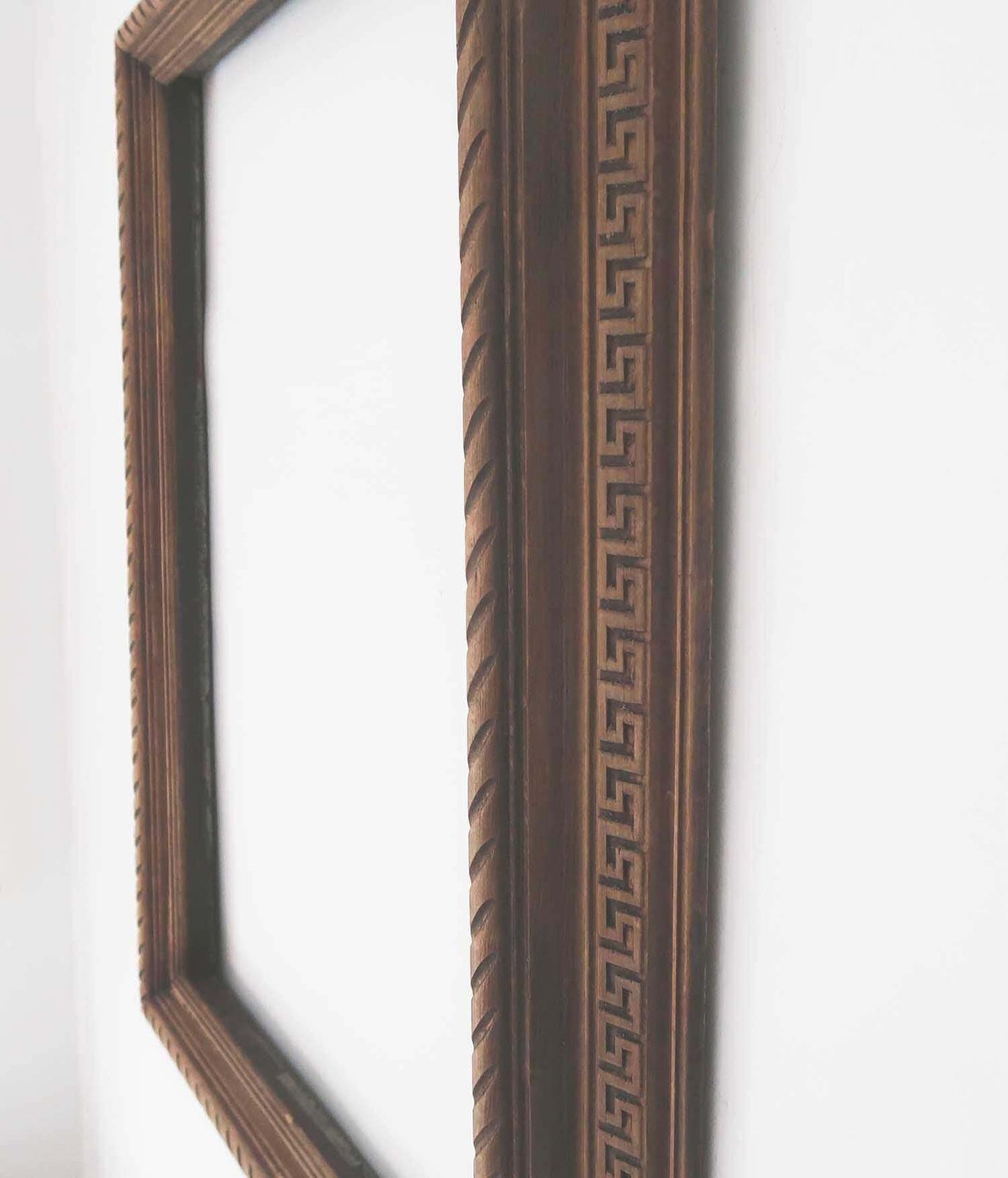 Grote antieke houten lijst in renaissancestijl, gesculpteerd. Engels, 19e eeuw photo buy
