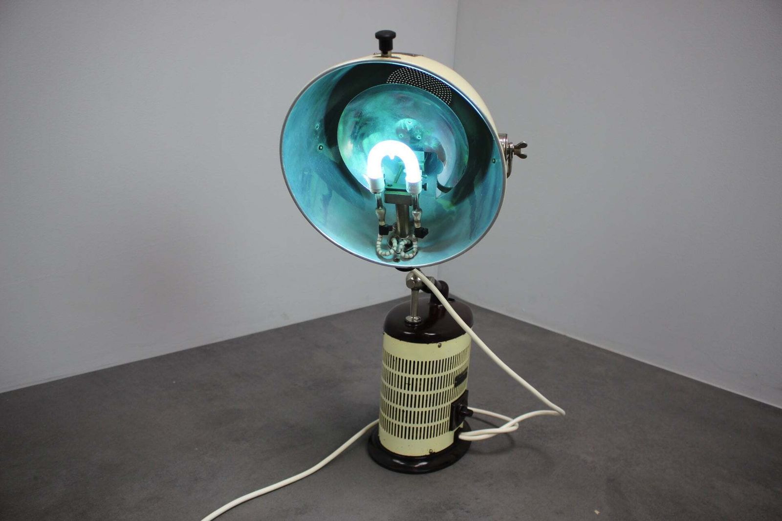 photo furniture Hanau Quartz Sun Lamp jaren 1930, Duitse medische uv-therapielamp, Bauhaus