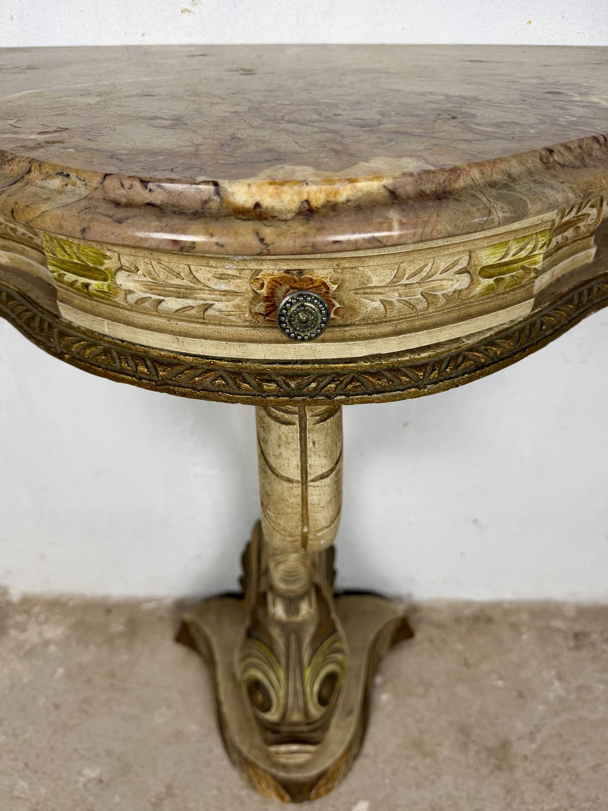 photo furniture Italiaans polychroom voetstuk met marmeren blad, midden 20e eeuw