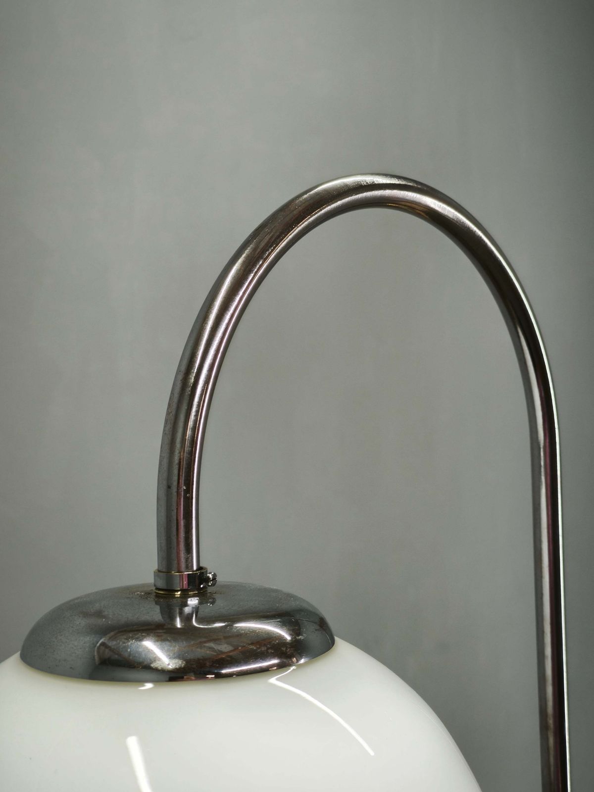 Art Deco Chromen Vloerlamp uit de jaren 1940 met Opaline Bol en Bijzettafel photo Verlichting