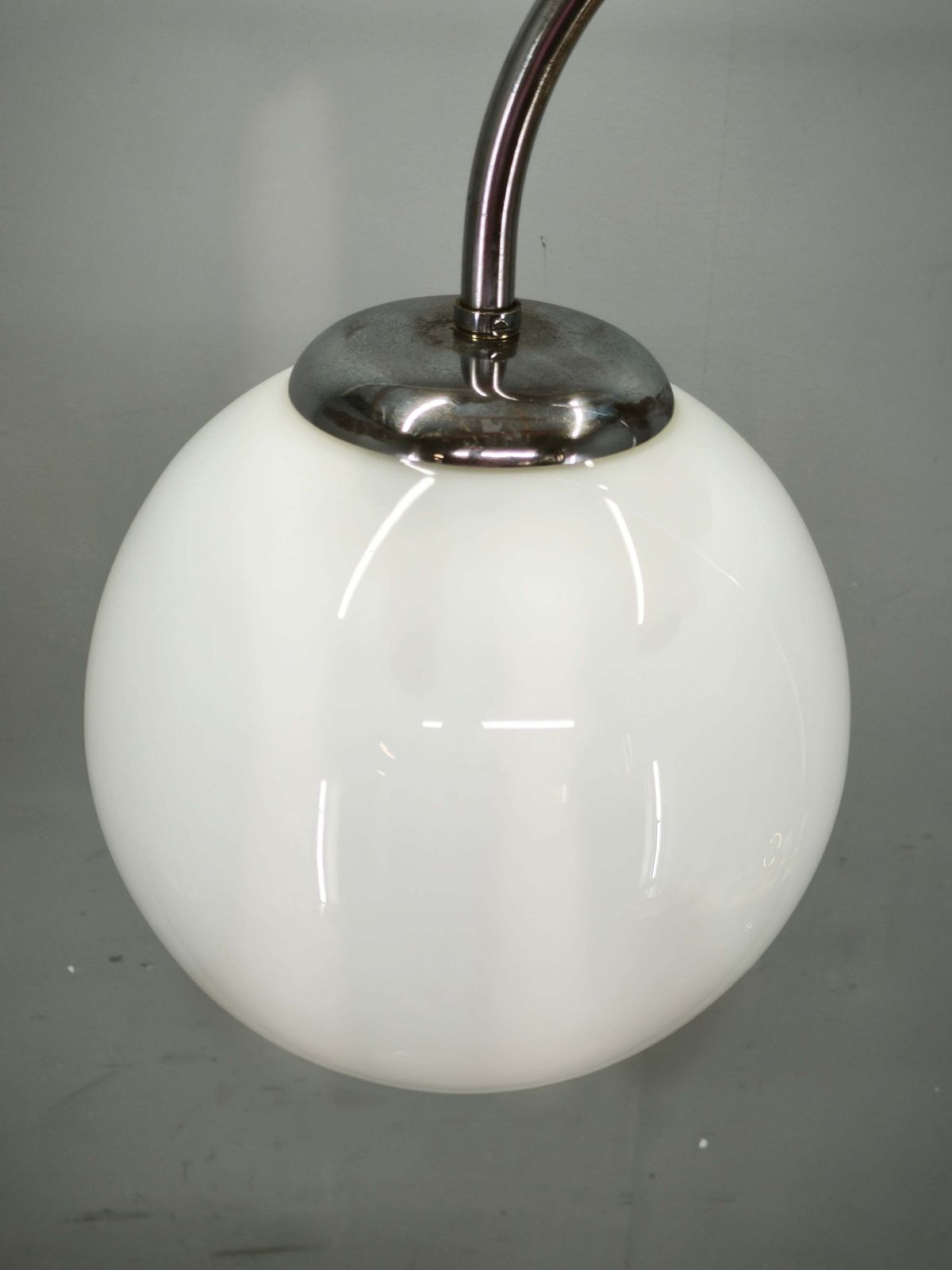 Art Deco Chromen Vloerlamp uit de jaren 1940 met Opaline Bol en Bijzettafel photo 1389.0