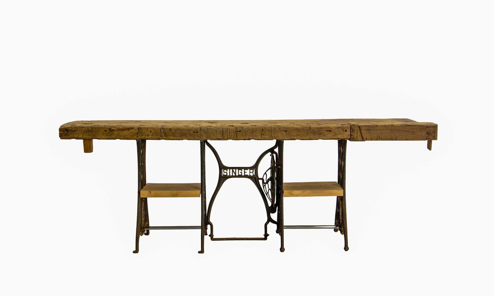 Grote antieke werkbank van platanenhout op Singer naaimachinevoeten photo furniture