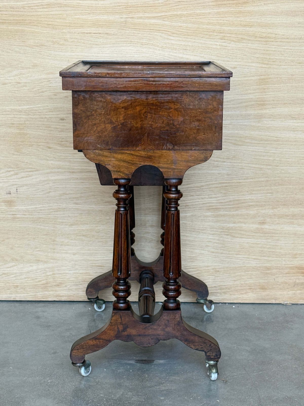 photo furniture Table à ouvrage d'époque en bois figuré, intérieur aménagé et miroir